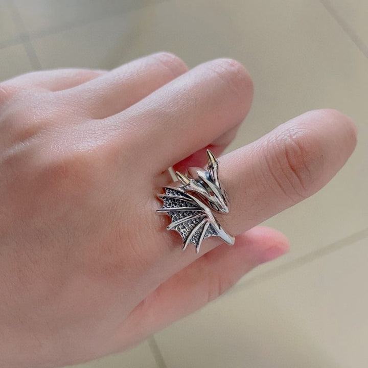 Detaljert hode av dragen på en justerbar ring. Et kult unisex dyr smykke og tilbehør i sølvfarge.