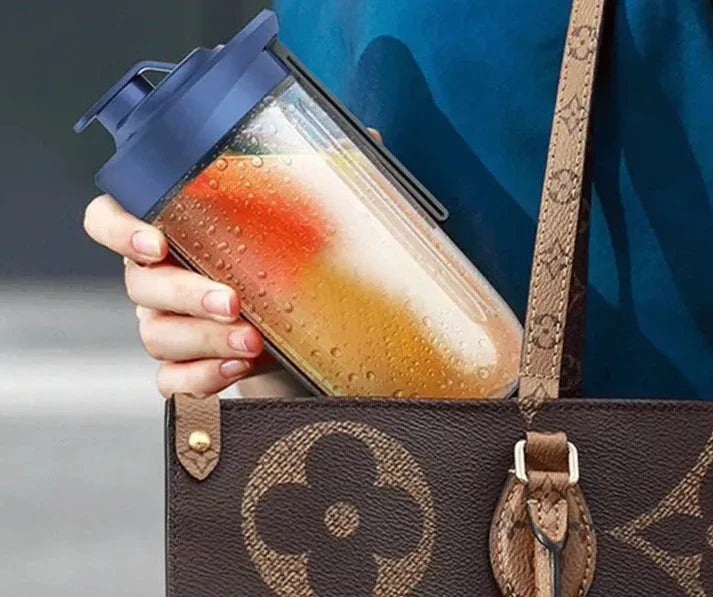 Reisevennlig juicer blender i blått for fersk juice, frukt smoothies og sunn drikke på farten.