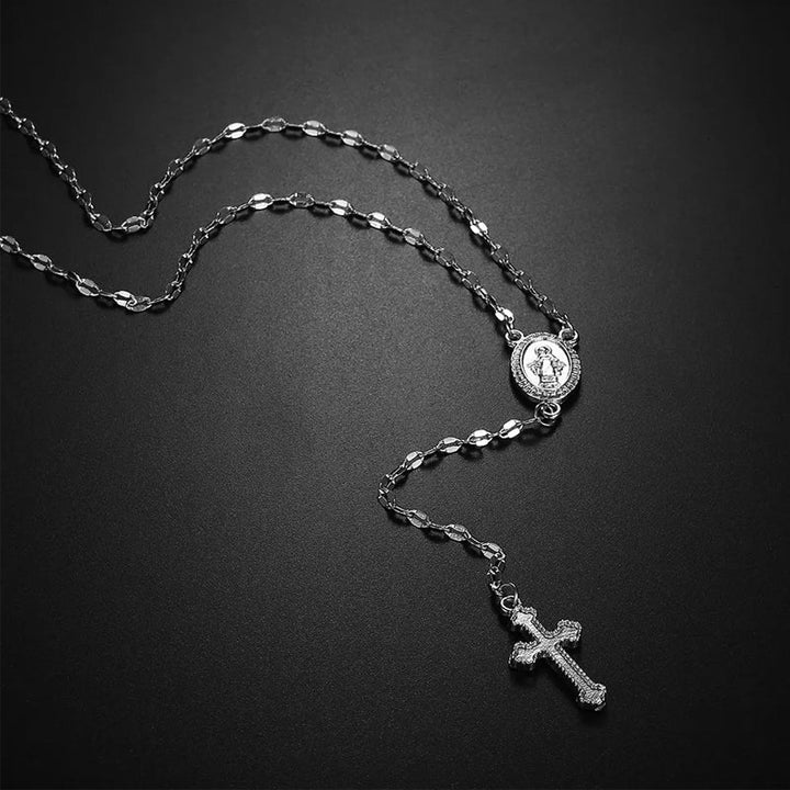 Sølvfarget rosenkrans halskjede, unisex design med klassisk kors, perfekt åndelig tilbehør.