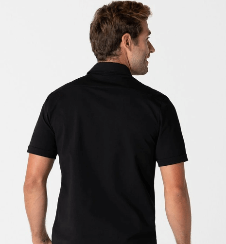 Casual menns poloskjorte med knapper, kombinert med jeans. Elegant og komfortabel for hverdagsbruk.