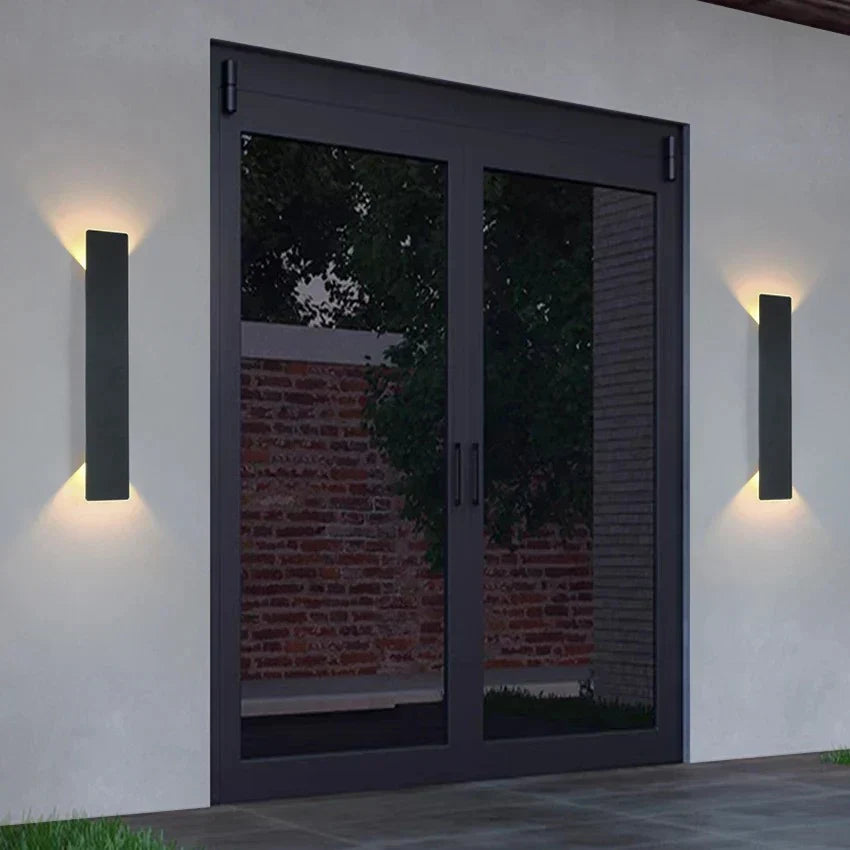 Minimalistisk IP65 LED fasadebelysning i moderne utførelse, ideell for energisparende utendørs lys.