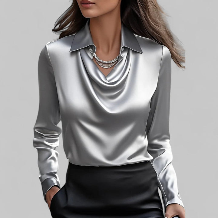 Klassisk bluse med flytende vannfall utringning. Langermet design for en sofistikert look.