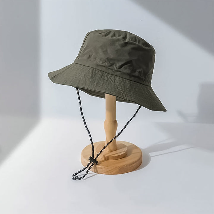 Unisex bucket hatt fra siden, viser bred brem og den smarte sammenleggbare designen for reise.