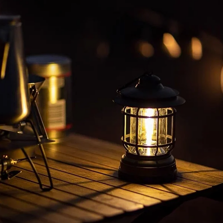 Bærbar LED-lampe i retrodesign, perfekt for camping, telt og utendørs dekorasjon.