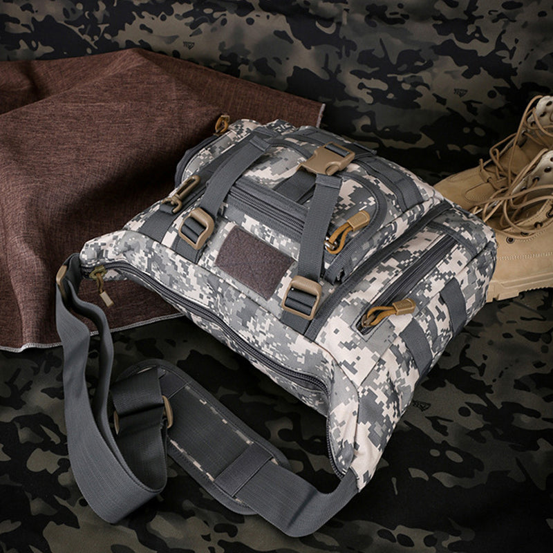 Bakside av taktisk skulderveske i nylon, med polstret rygg og solid feste for remmen.