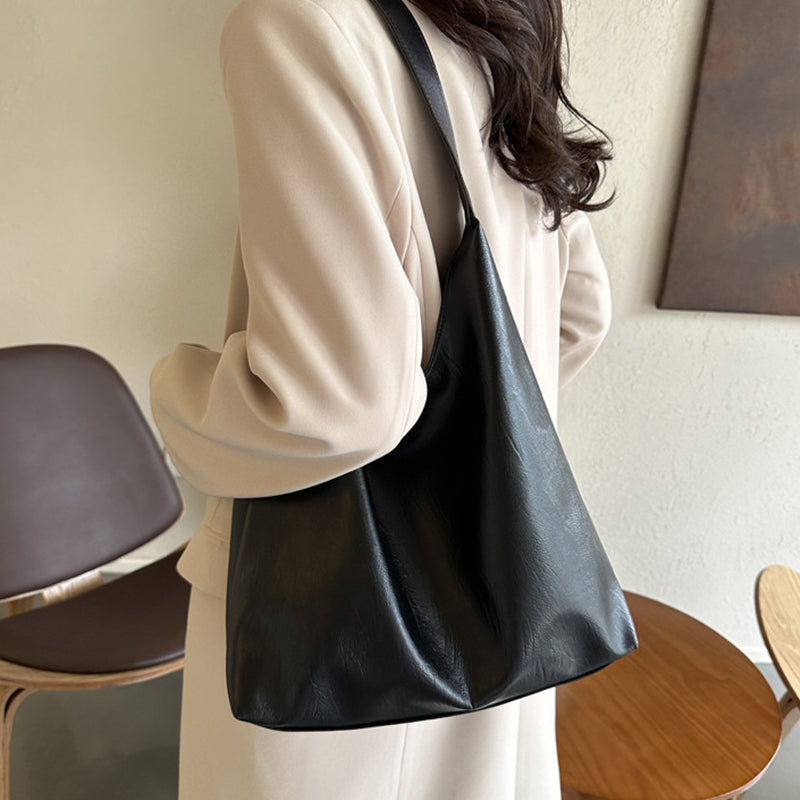 Allsidig brun dameskulderveske, messengerbag-stil, tidløs og funksjonell for alle anledninger.