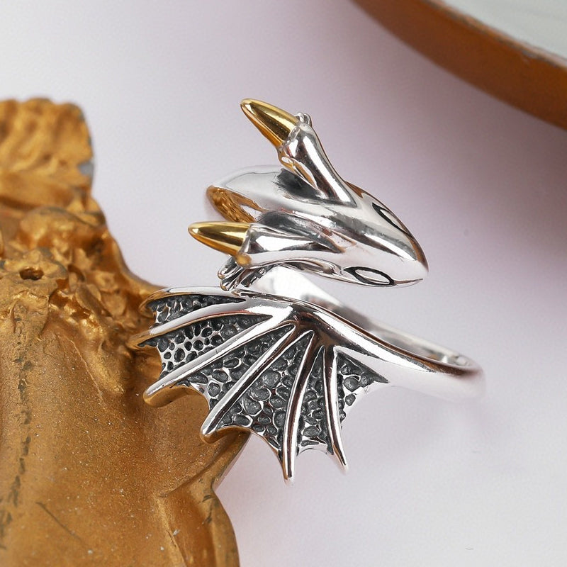 Glatt justerbar drage ring, ideell som gave. Dette symbolske unisex smykket har en unik design.