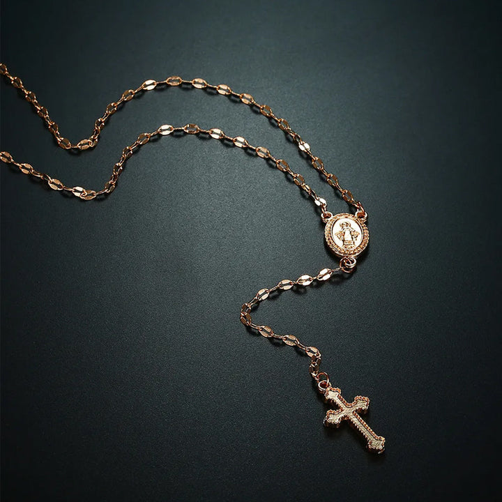 Elegant gullfarget rosenkrans halskjede med kors, et unisex smykke for tro og stil.
