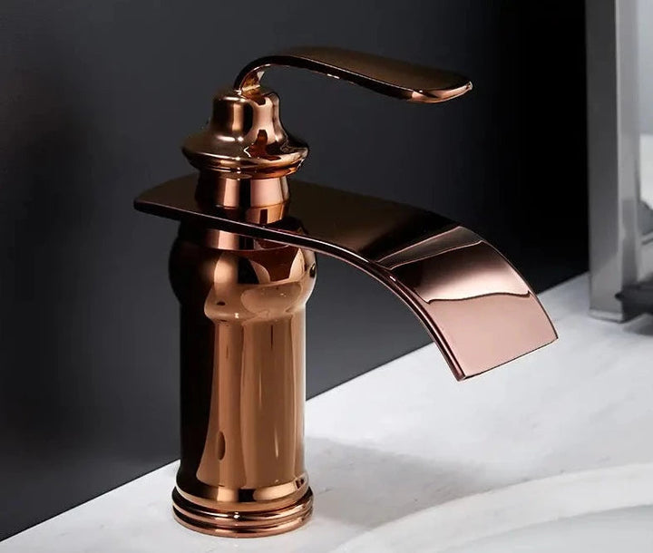 Elegant vannfallskran med svart og rosa gull. Gir jevn strøm av kaldt/varmt vann. Perfekt baderomsinnredning.