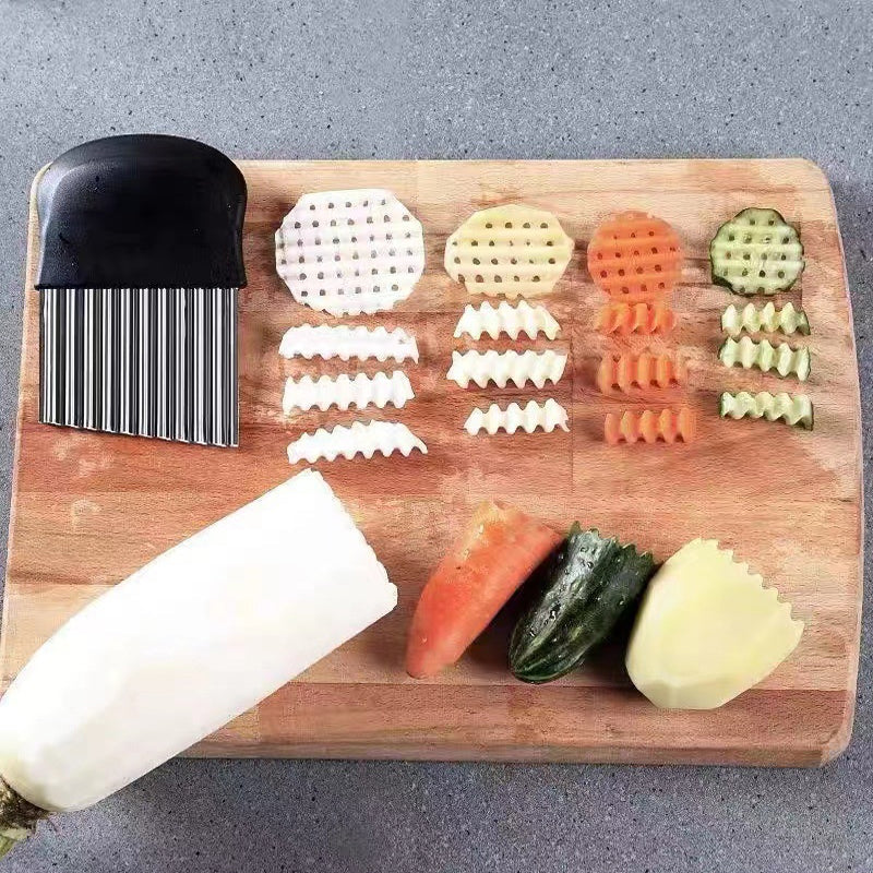 Funksjonell bølget potetkniv i rustfritt stål for enkel kutting. Et must for matlaging.