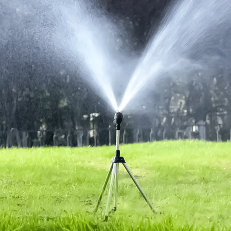 Allsidig vanningssystem: Hagesprinkler med stativ for enkel plassering og justering.