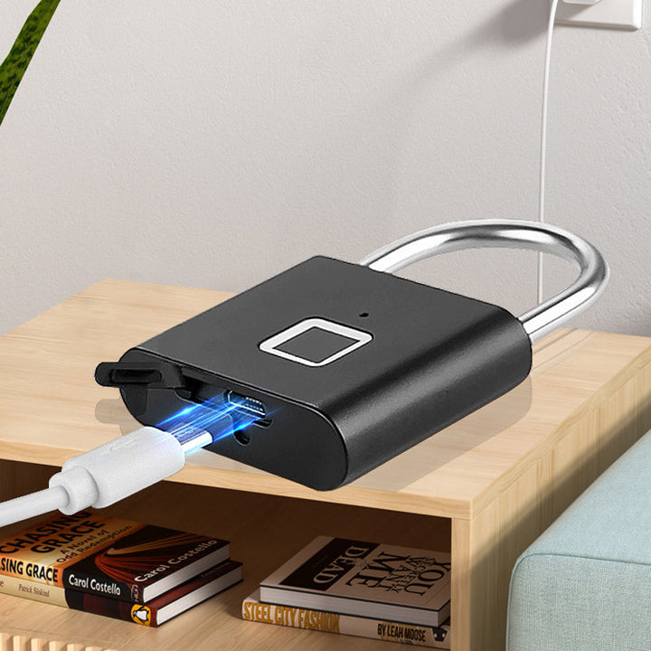 Enkel og sikker adgang med fingeravtrykklås. Moderne USB-ladbar smartlås for nøkkelfri bruk.