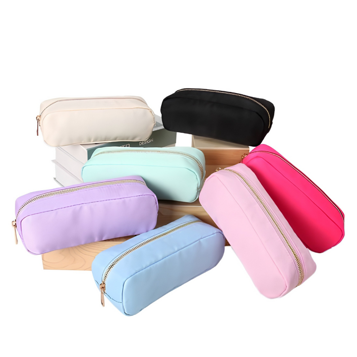 Minimalistisk unisex pennal i svart nylon med glidelås, perfekt for organisering av skolesaker og kontorrekvisita.