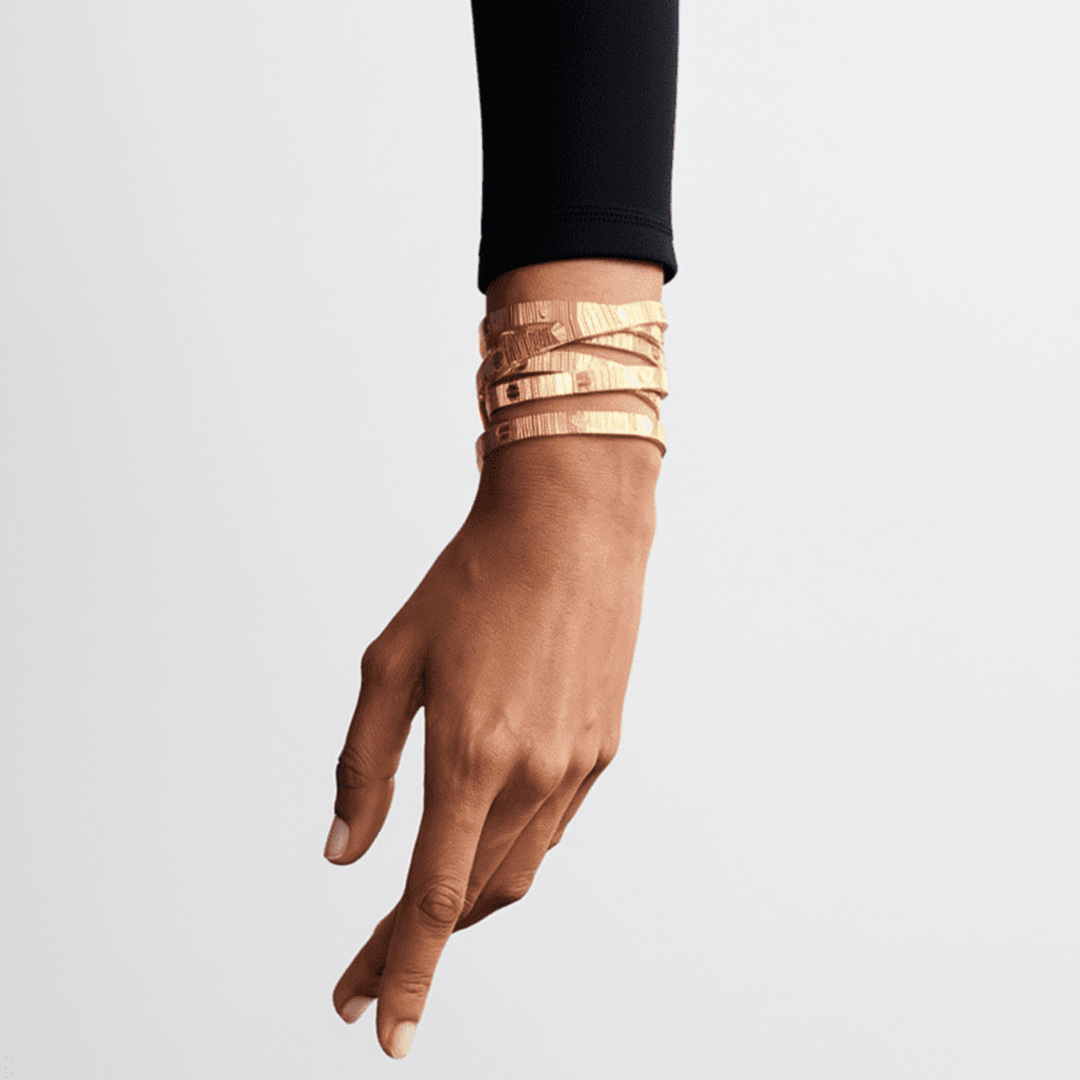 Rose-gull fleksibelt 'Love' armbånd. Tidløst, moderne og elegant unisex tilbehør.