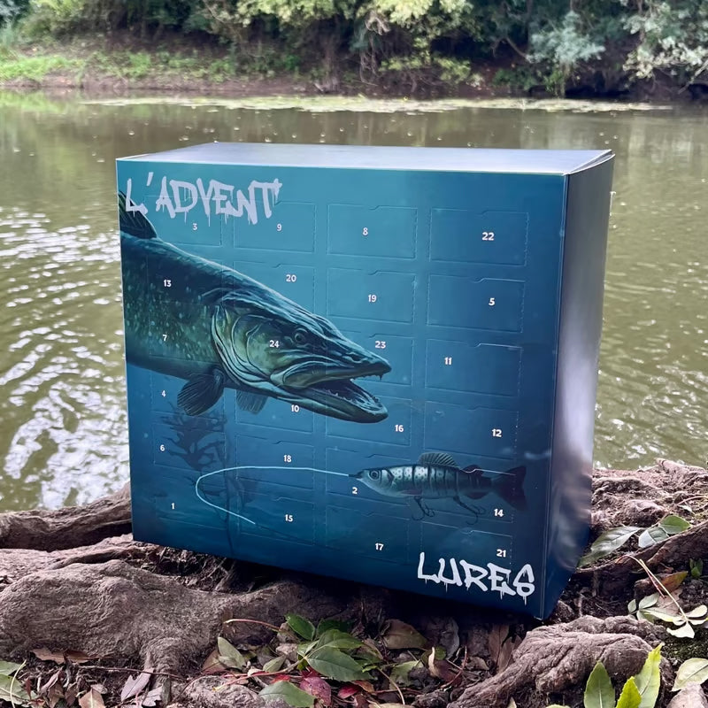 Julefisk adventskalender med julemotiv, viser spennende innhold for sportsfiskere og fiskeutstyr.