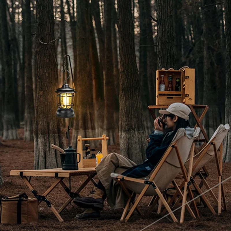 Oppladbar campinglampe med retrofølelse, gir behagelig LED-lys for utendørs eventyr.
