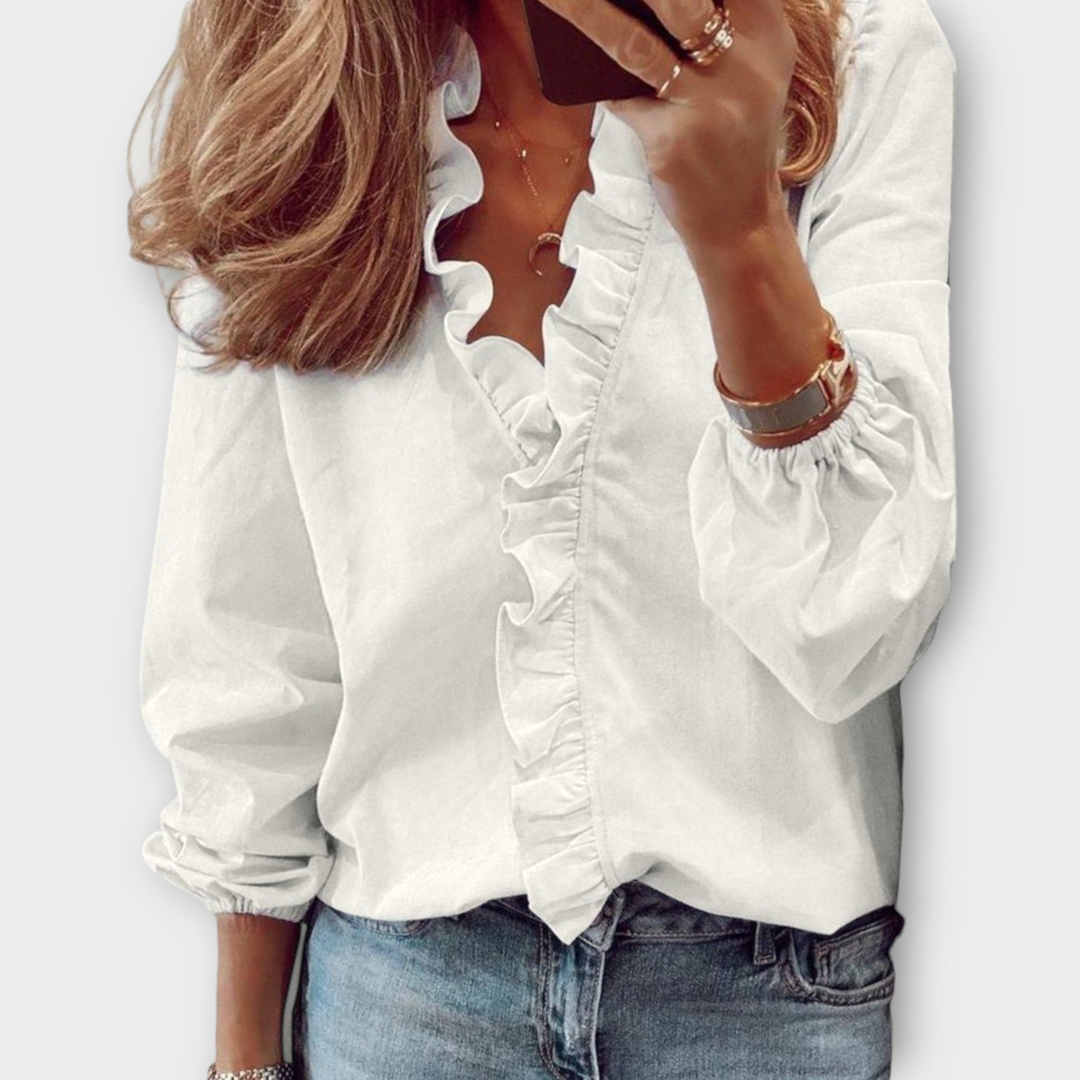 Elegant kvinnebluse med volanger, V-hals og lange ermer, perfekt for sommer og casual mote.