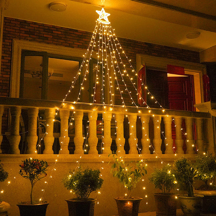 Flerfargede LED-lys for utendørs juletre, ideelle som festlys og vinterdekorasjon i hagen.