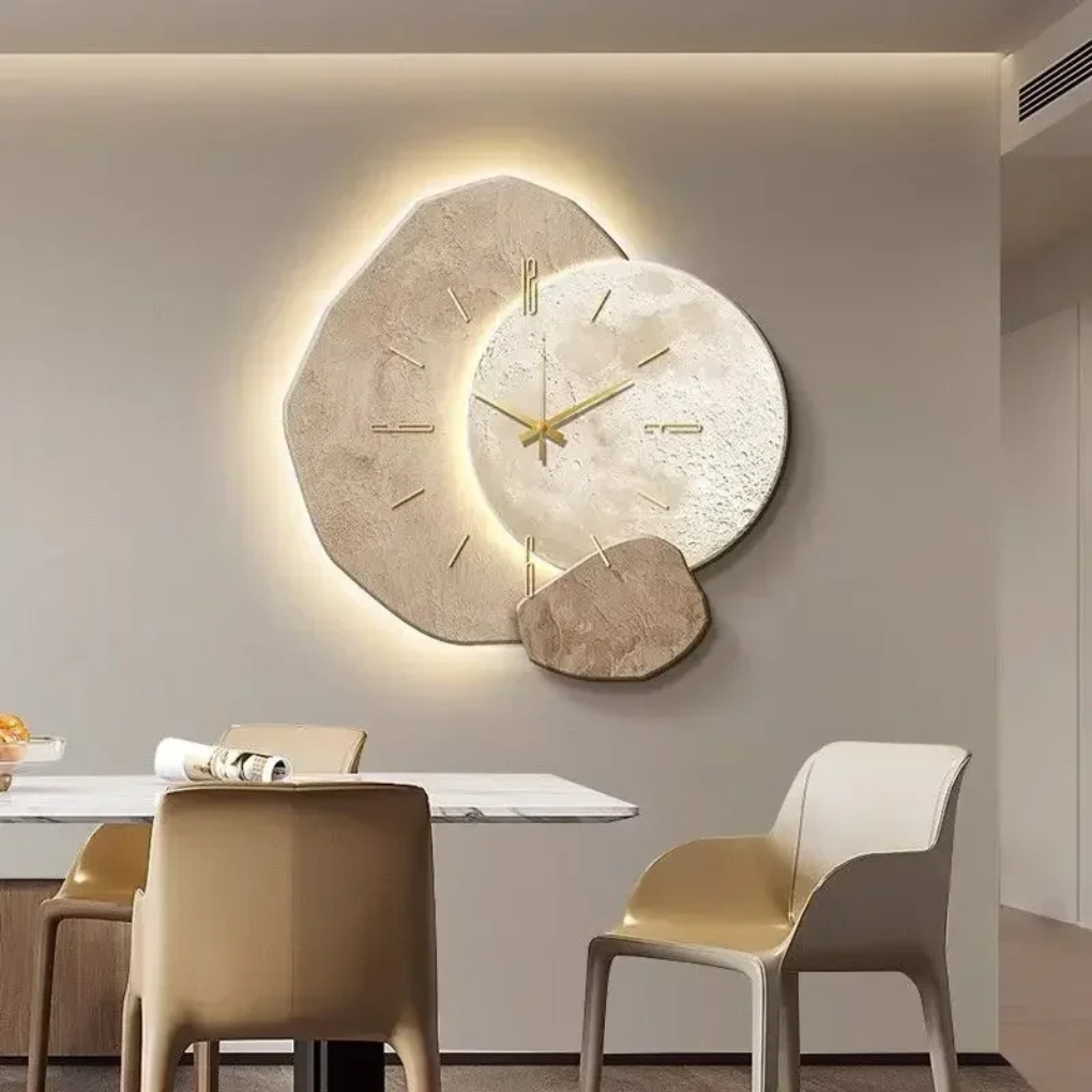 Minimalistisk LED veggklokke med digital tidsvisning og justerbar lysstyrke, perfekt for moderne interiør.
