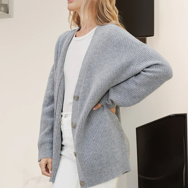 Dame ensfarget cardigan med praktiske lommer, perfekt for hverdagsbruk.