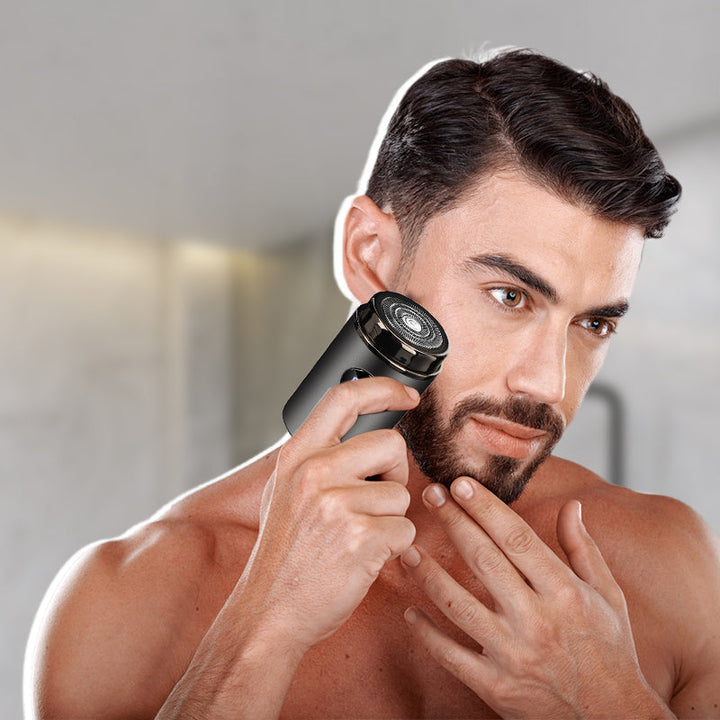 Elektrisk barbermaskin i håndflaten. Viser kompakt størrelse, perfekt bærbar barbering for alle.