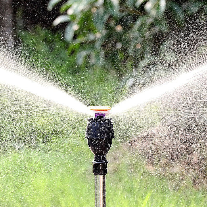 Effektiv roterende hagesprinkler for plenpleie, med justerbart stativ for presis vanning.