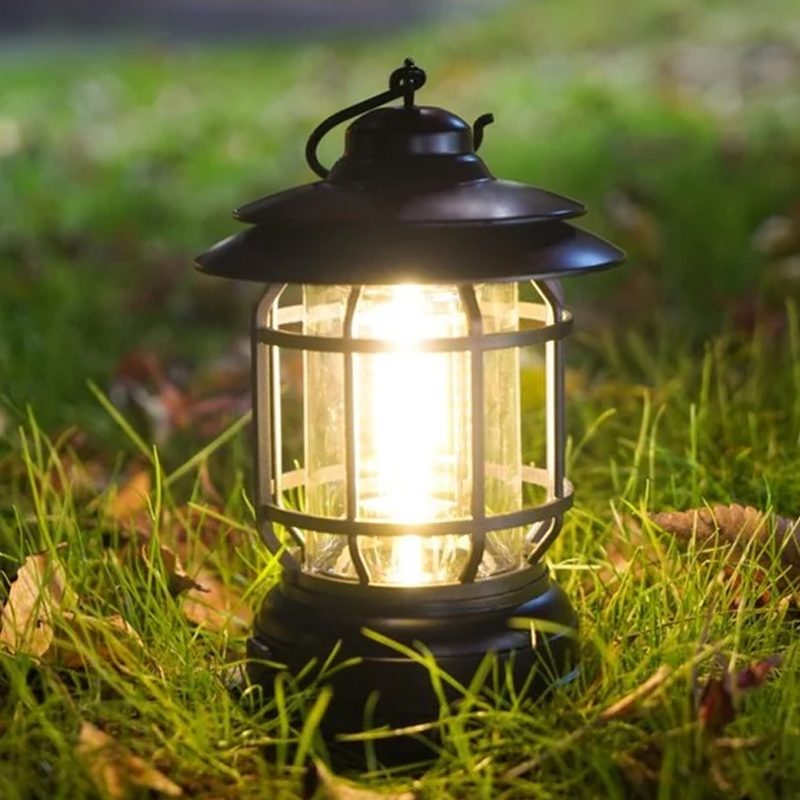 Energieffektiv retro LED-lampe, bærbar og robust for camping og hyttebruk.