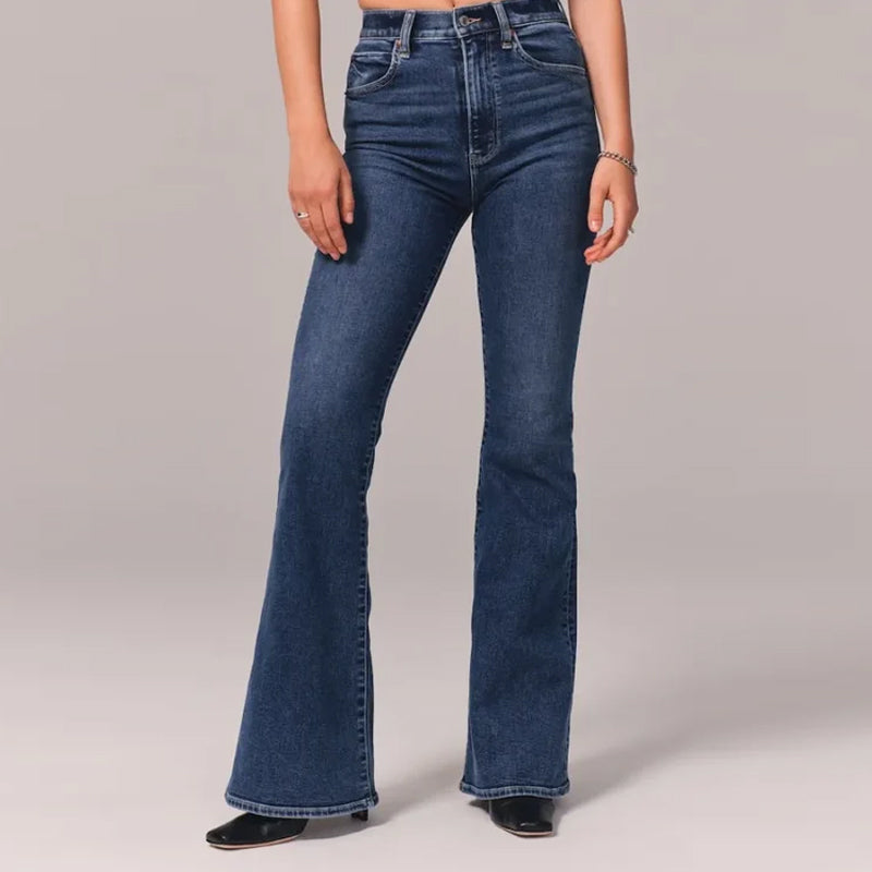 Komfortable høy midje jeans for kvinner med moderne utsvingt passform.