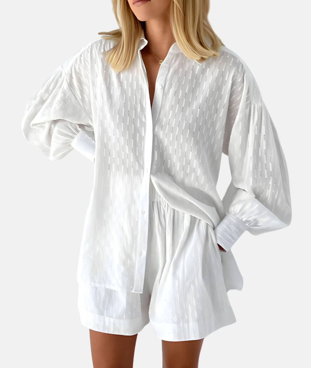 Elegant sett for kvinner med hvit skjorte og shorts, perfekt for sommer, komfortabel og stilfull.