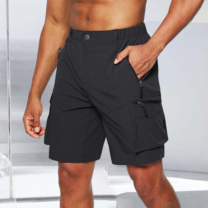 Funksjonelle menns turshorts i beige, designet for bevegelsesfrihet utendørs.