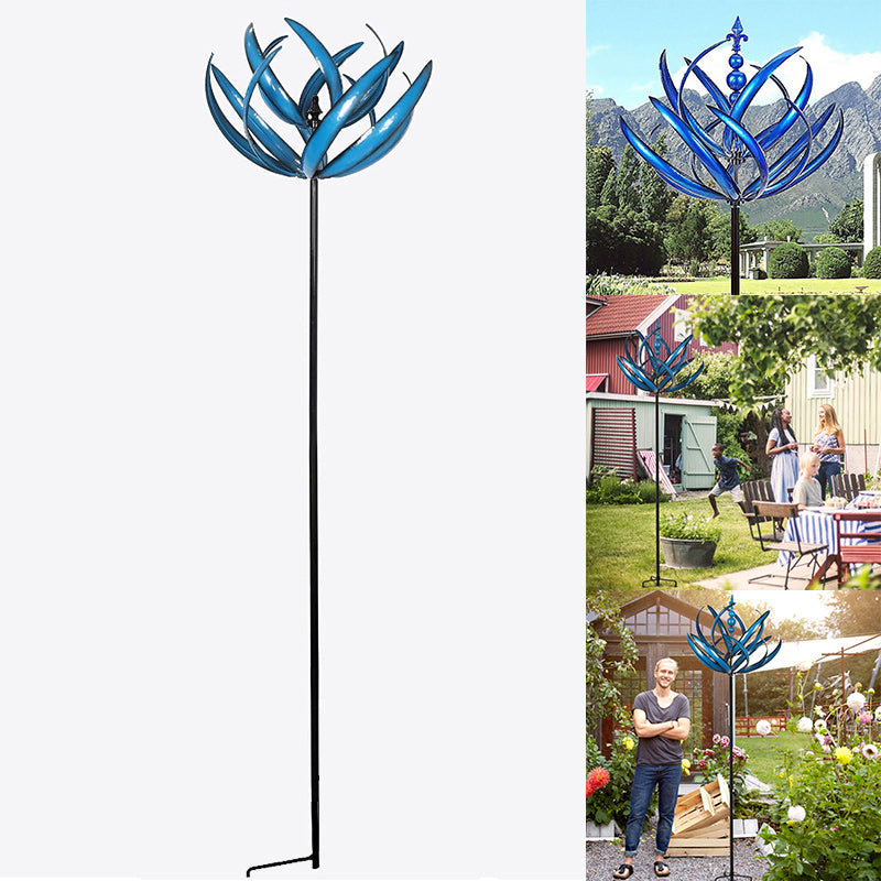Vindspinner i blått metall snurrer i vinden, flott hagedekorasjon og vindspill.