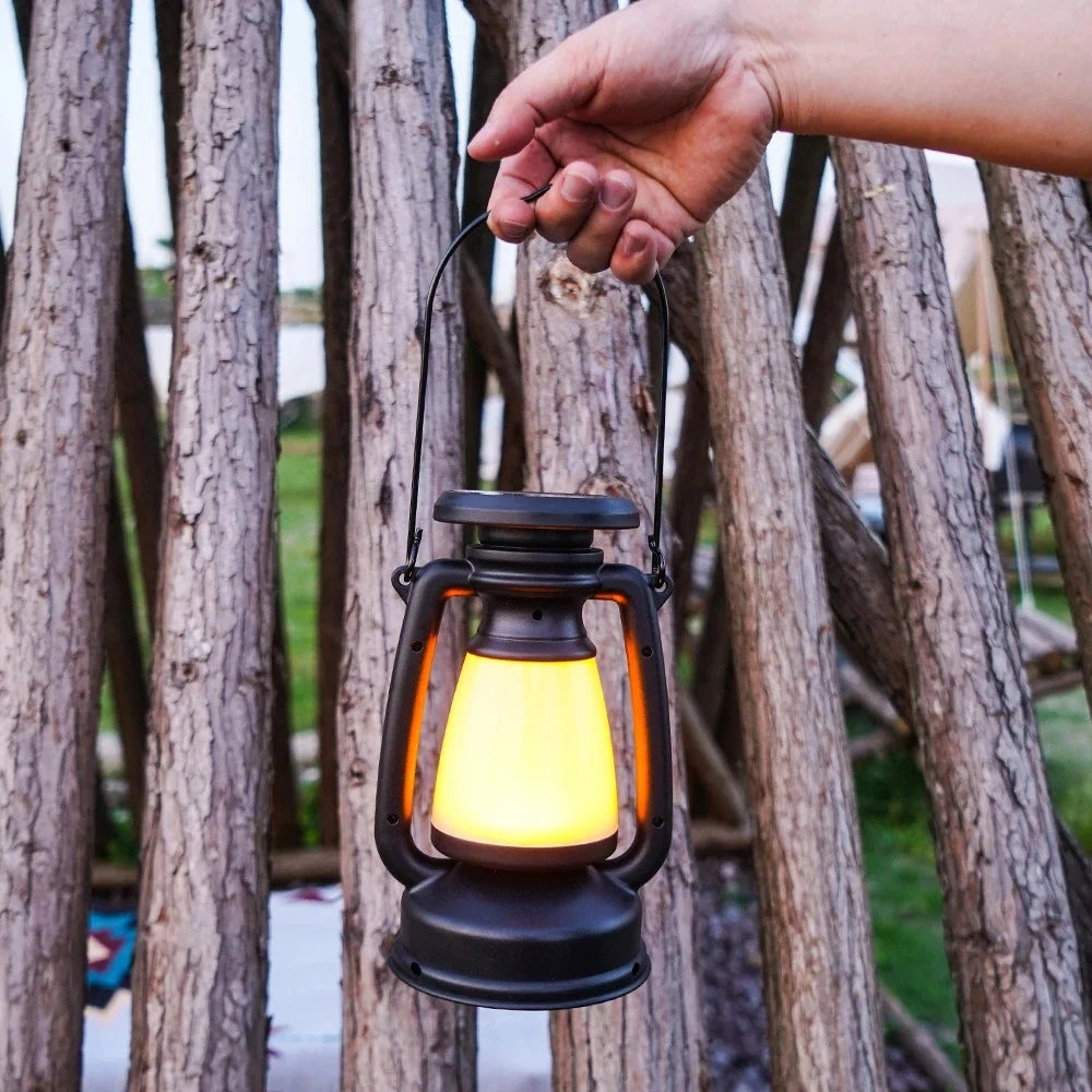 Campinglykt med solcellelading, USB-port og dimbar funksjon. Ideell for utendørs friluftsliv og camping.
