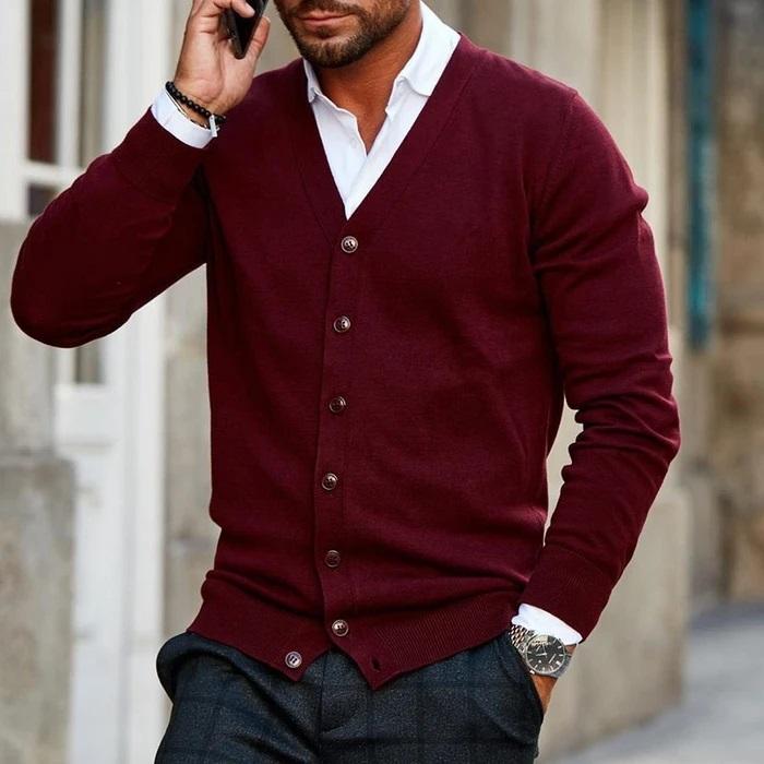 Komfortabel herrecardigan i mykt strikk, perfekt for casual hverdagsbruk eller en mer elegant stil.