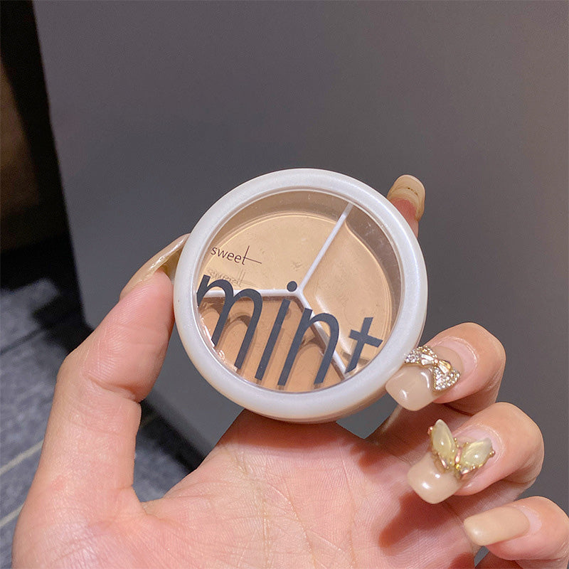Åpen Trefarget Concealer Palett med tre nyanser, klar til bruk. Ideell for sminke og hudpleie.
