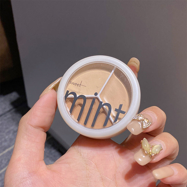 Åpen Trefarget Concealer Palett med tre nyanser, klar til bruk. Ideell for sminke og hudpleie.