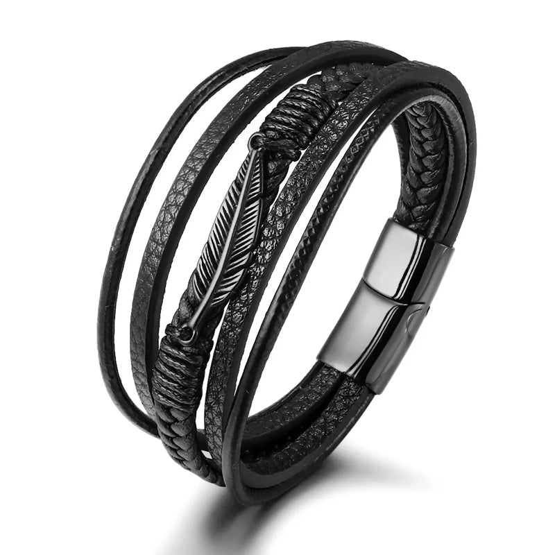 Detaljert personlig armbånd med fjær i lær. Kjærlighetsgave til familie.