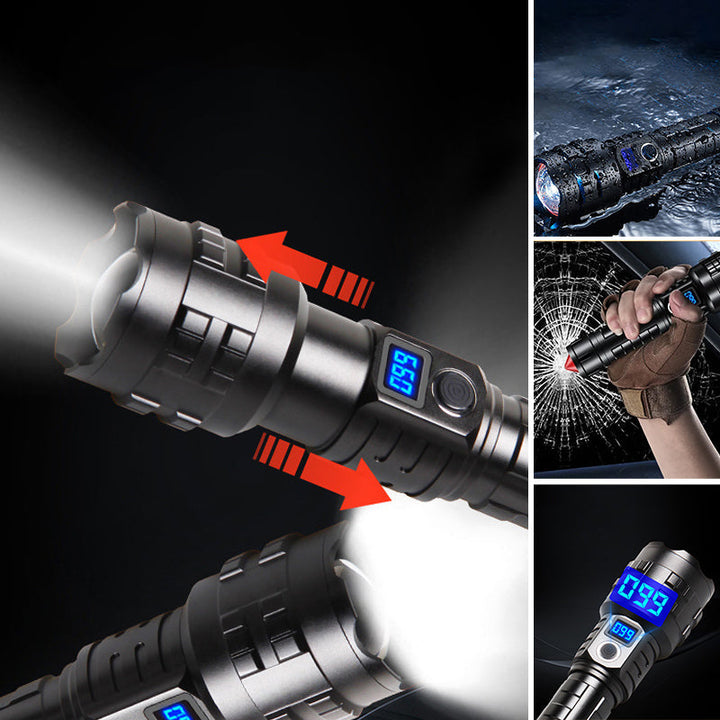 Taktisk 2400 lumen lommelykt blant turutstyr. Vanntett, oppladbar, essensielt for camping & friluft.