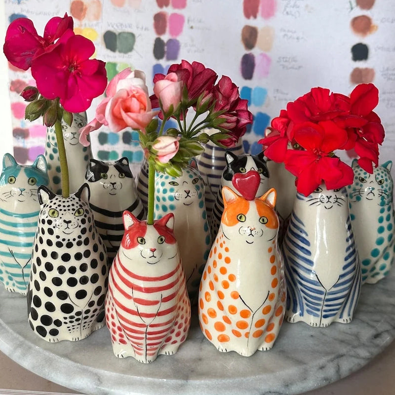 Sjarmerende prikkete kattevase i keramikk, perfekt som blomstervase for hjemmedekor og interiør.