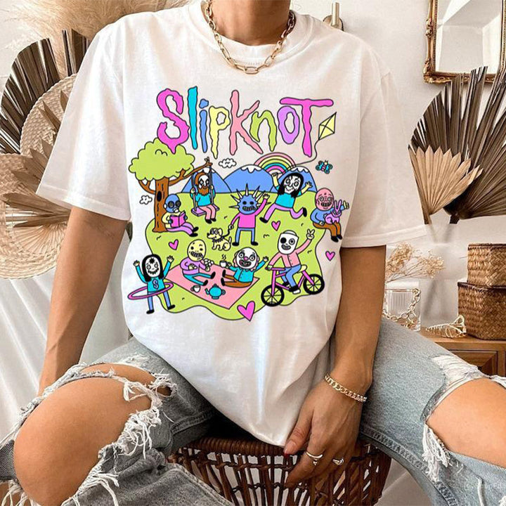 Myk grafisk t-skjorte for kvinner. Perfekt for fritid og sommer.
