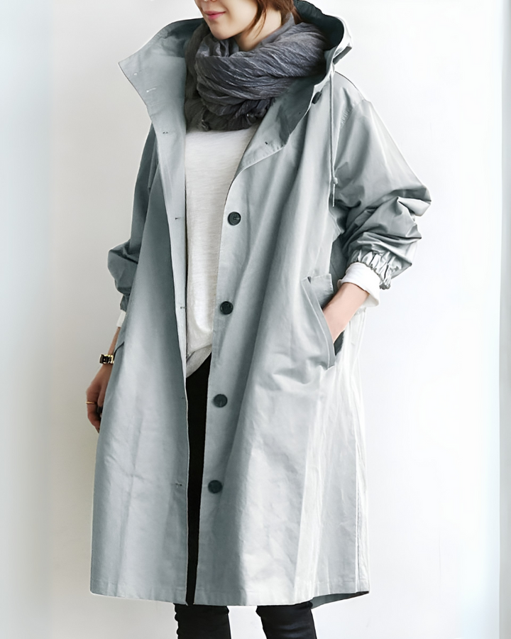 Komfortabel trenchcoat med hette i løs passform, et must for høst- og vintermote.