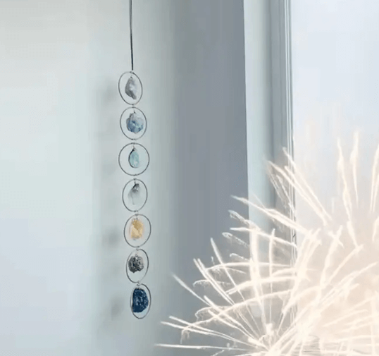 Meditativ 7 chakra veggdekor med edelstener. Støtter åndelig vekst og hjemmets velvære.