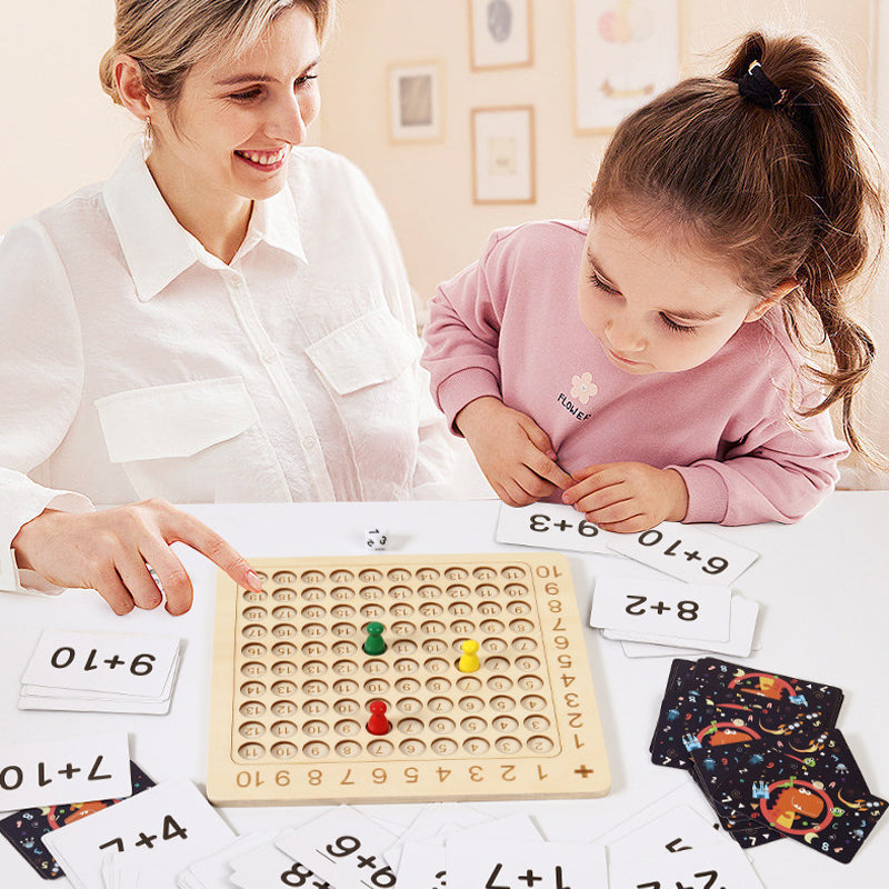 Pedagogisk multiplikasjons brettspill i tre for barn; lærer matematikk og tallforståelse gjennom lek.