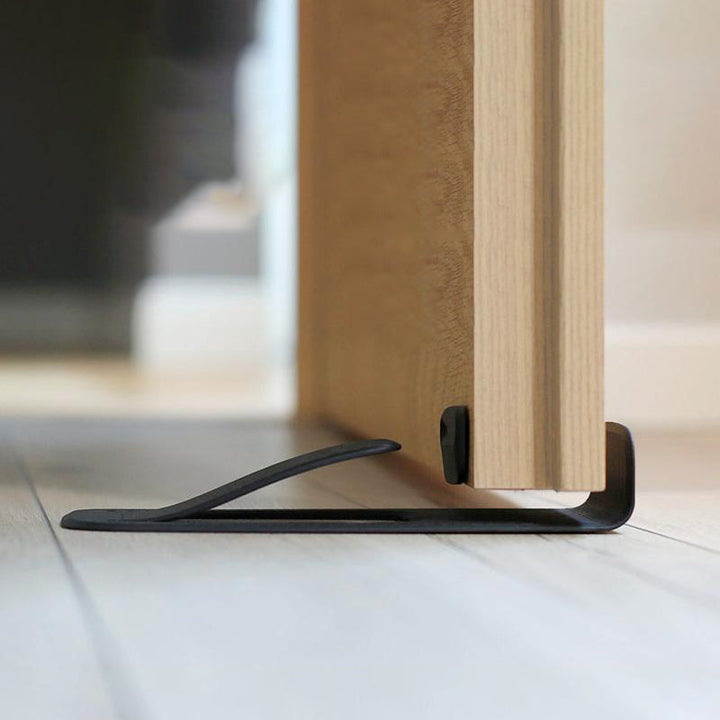 Innovativ dørstopper for enkel montering. Holder døren åpen, beskytter veggen effektivt uten boring.