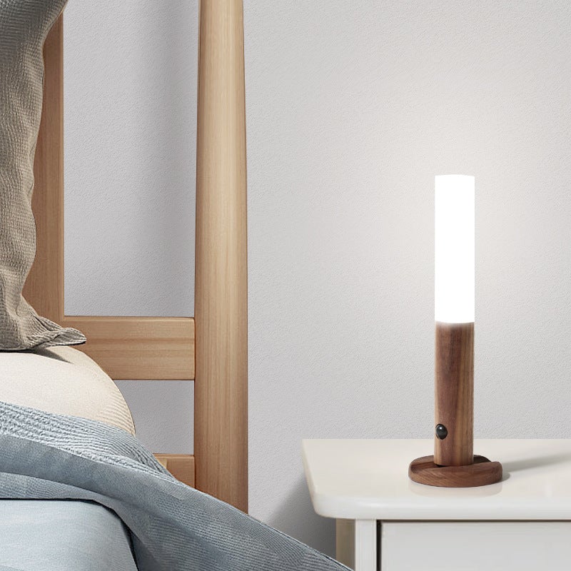 Nærillustrasjon av dimbar LED-vegglampe som leselys. Trebelysning med 360° rotasjon for komfort.