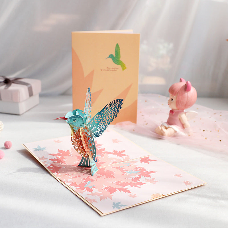 Morsdag pop-up kort med kolibri og liljeblomster. Perfekt gratulasjonskort og gave til mamma.