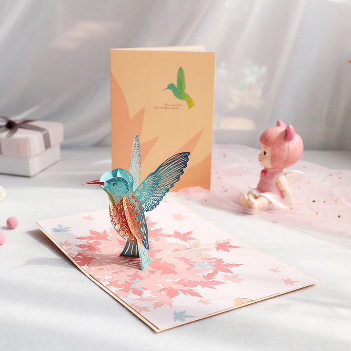 Morsdag pop-up kort med kolibri og liljeblomster. Perfekt gratulasjonskort og gave til mamma.