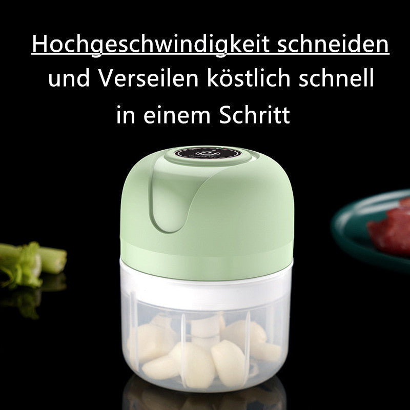 Kvinnehånd bruker den elektriske kjøkkenredskapen til å hakke chili til middag.
