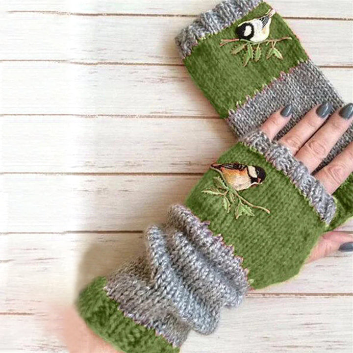 Myke strikkede hansker i bomullsblanding, med sjarmerende brodert patchwork. Varme og holdbare.