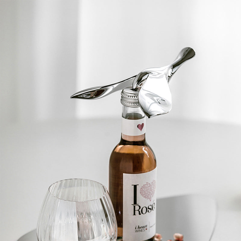 Balanserende fugleflaskeåpner i metall. Unik og elegant design for kjøkken og bar.