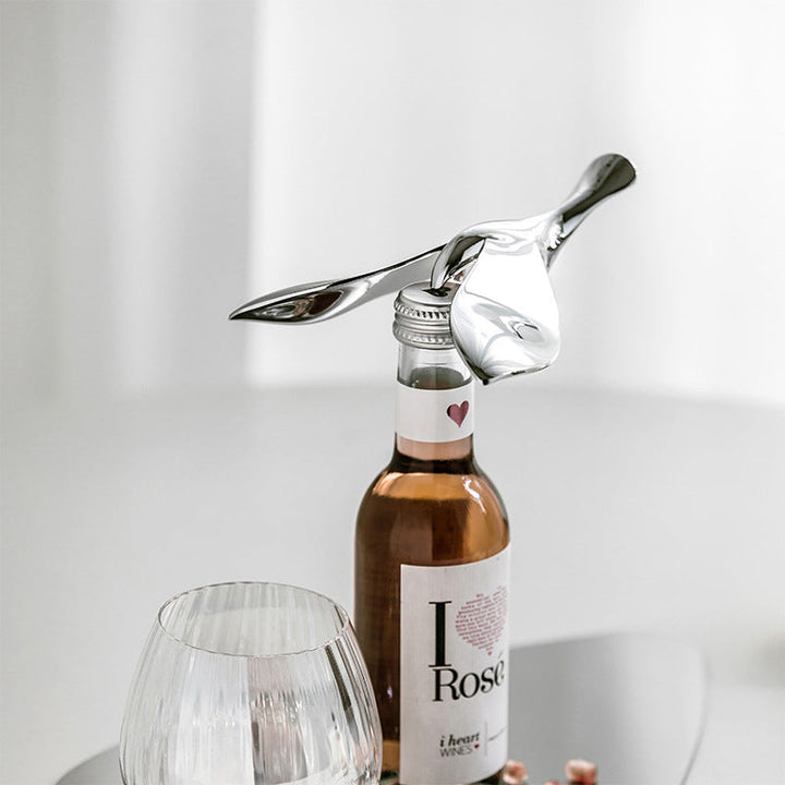 Balanserende fugleflaskeåpner i metall. Unik og elegant design for kjøkken og bar.